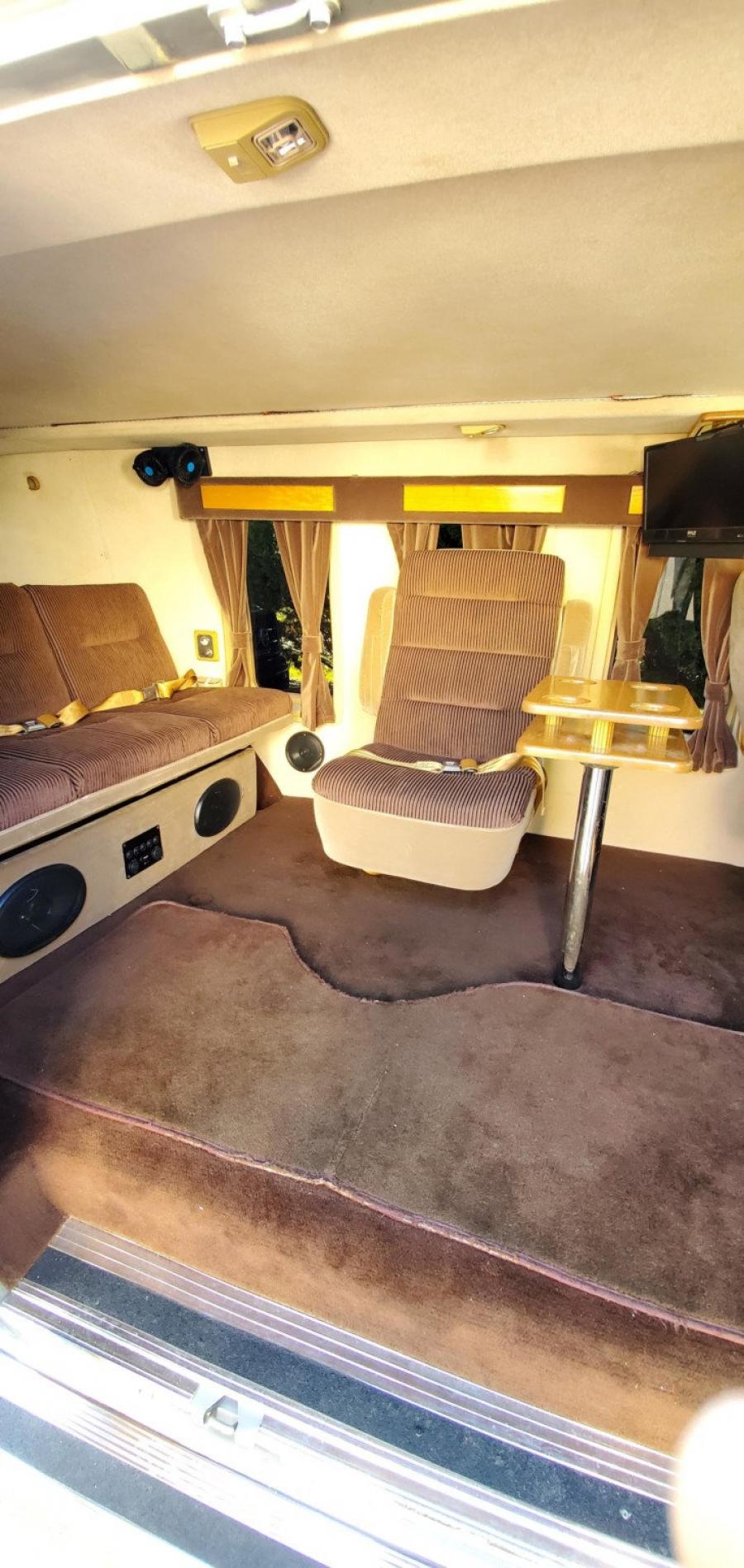 Интерьер Chevrolet G20 Conversion Van  (CG21305) 1988 года  (фото 184 из 257)